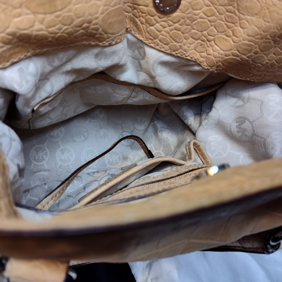 EUC Michael Kors Croc Embossed Handbag W/Jacquard Logo Lining With Dust Bag 🖤 - Picture 4 of 11